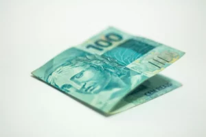 Nota de cem reais, ilustrando de forma simbólica os valores renegociados pelo programa Desenrola Pequenos Negócios